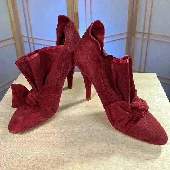 Te Casan Limited Edition red suede heels 
Size: 40 or 9.5 NEW - Picture 1 of 11
